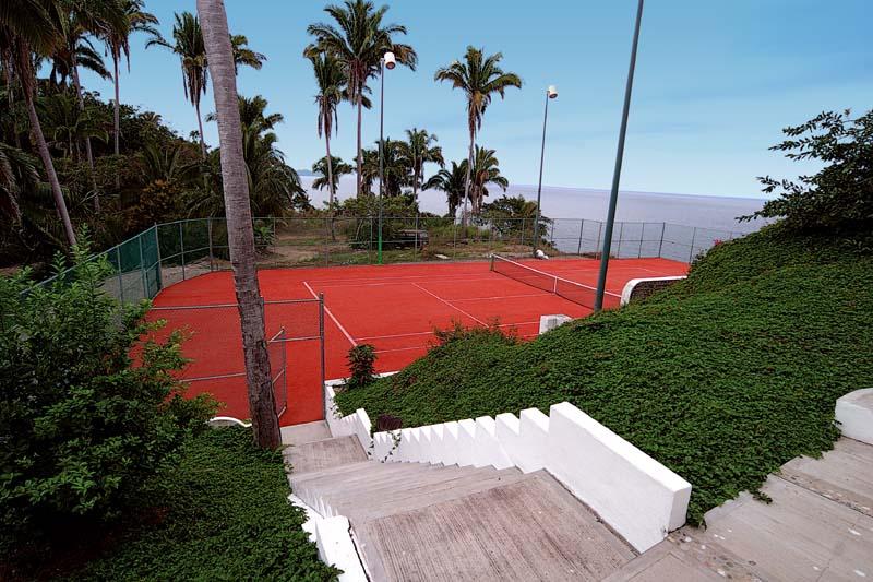 private lighed tennis court